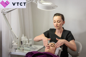 Beauty therapy student